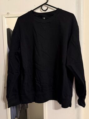 Uniqlo Black Crewneck Pullover Sweatshirt